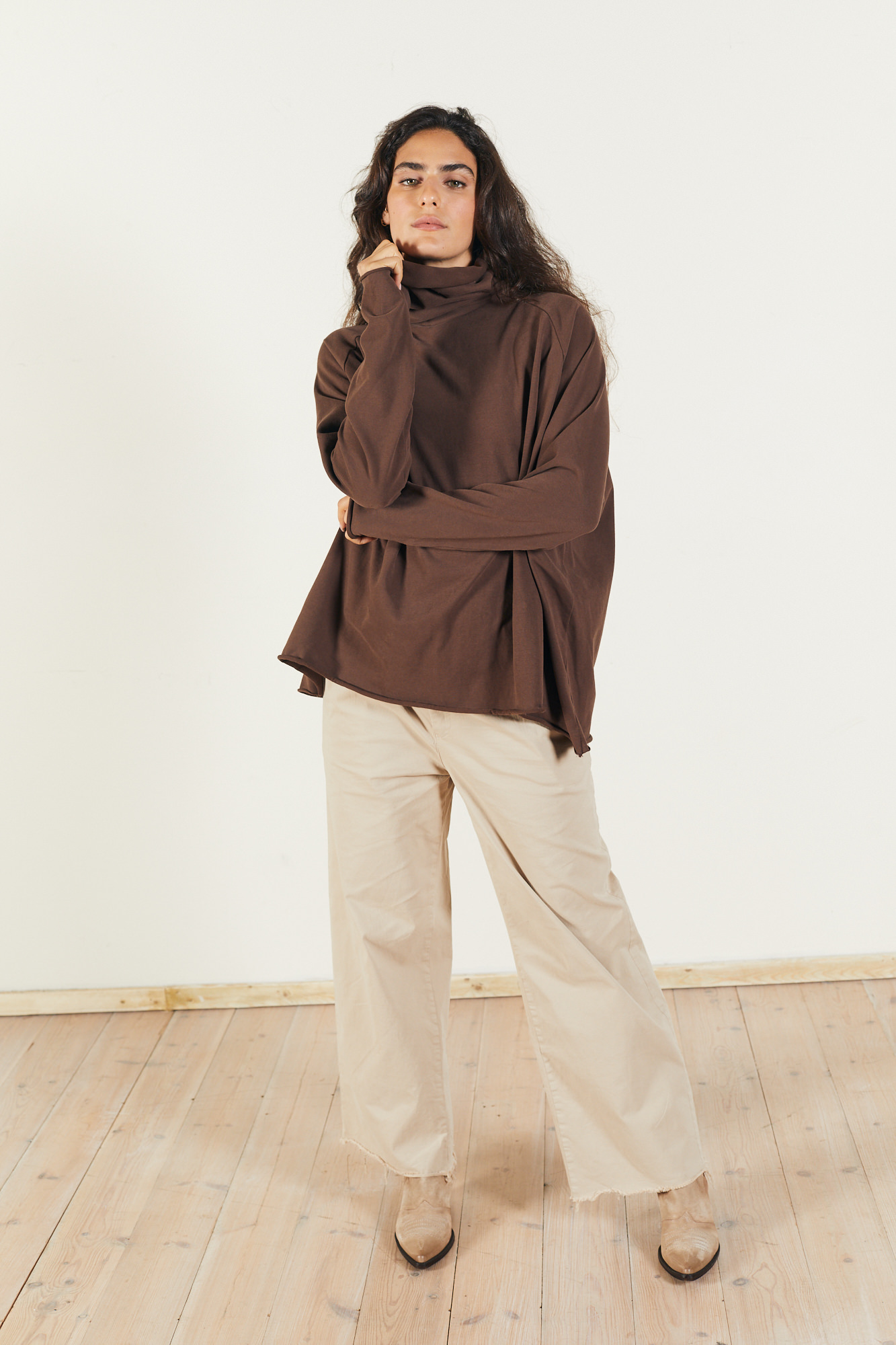 עדיקה ומכנסי אלמונת